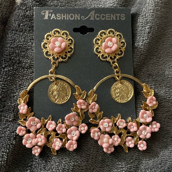 🌸🌸 NWT COQUETTE FLOWER EARRINGS 🌸🌸 - Picture 1 of 2
